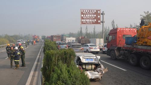 10月1日，吳忠市消防支隊(duì)官兵在現(xiàn)場(chǎng)救援。新華社發(fā)