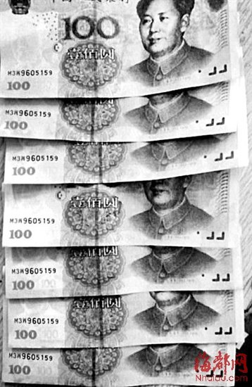 蘇先生向記者出示的假鈔，號碼都一樣