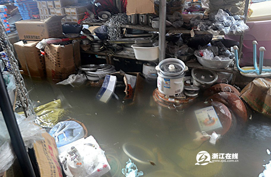 浙江余姚水災災情嚴重 城區(qū)超七成被淹水電通訊中斷