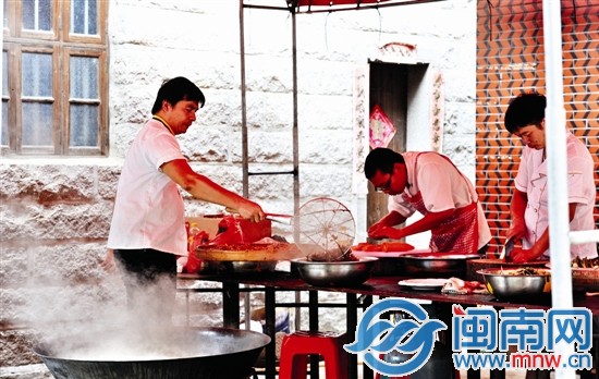 這個(gè)臨時(shí)架起來的廚房，是他們的工作現(xiàn)場(chǎng)