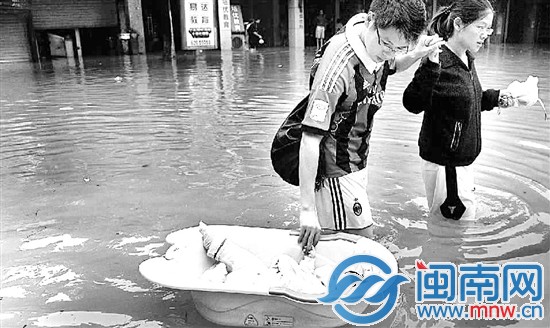 前日，余姚市民錢先生夫婦用澡盆帶著僅三個月大的兒