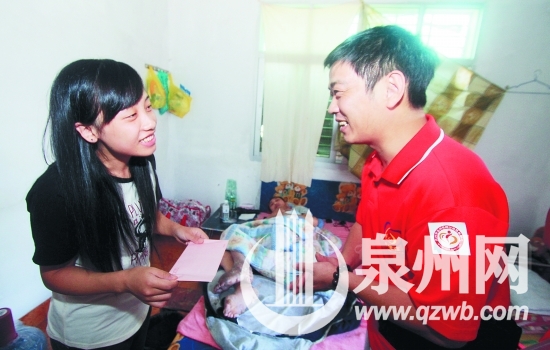 愛心人士看望王琳芳父女，并送上愛心款