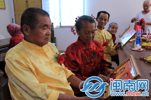 金婚夫婦看著自己新的紀念照