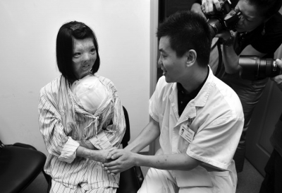 醫(yī)生鼓勵燒傷少女要堅強(qiáng)