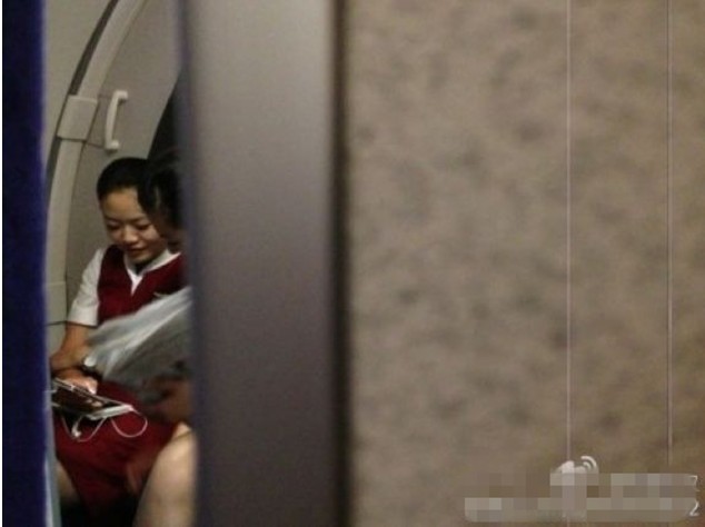 空中玩手機(jī)空姐1