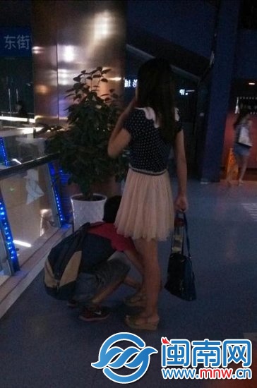 福州版“好男友”引熱議 幫女友扣鞋扣惹爭議