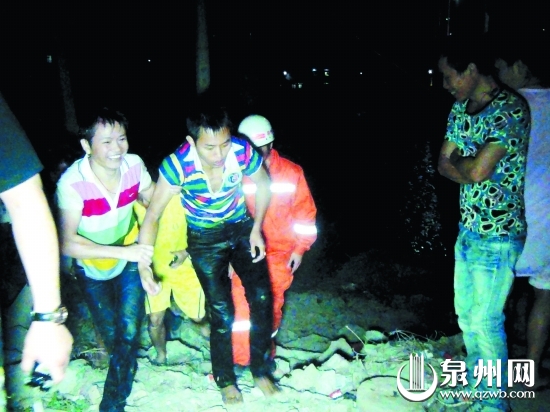 兩人獲救后露出笑容