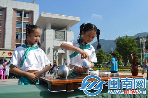 安溪茶童泡茶迎接八方賓客