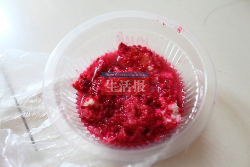 劉女士家的剩飯開始只是出現(xiàn)了一點紅色1