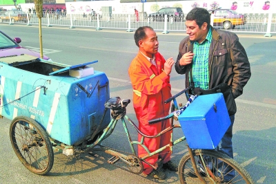 北京掃街老人英語交流走紅外國網(wǎng)絡(luò)