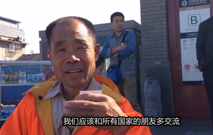 北京掃街老人英語交流走紅外國網(wǎng)絡(luò)6