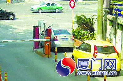 朱某駕車緩緩駛向道閘，硬生生將道閘頂開(kāi)