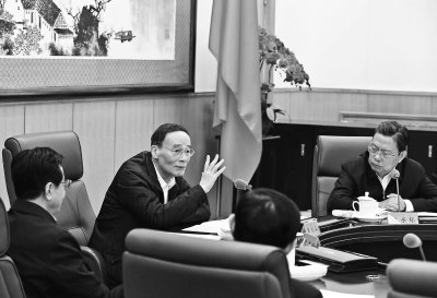 中紀(jì)委書(shū)記王岐山與學(xué)員座談