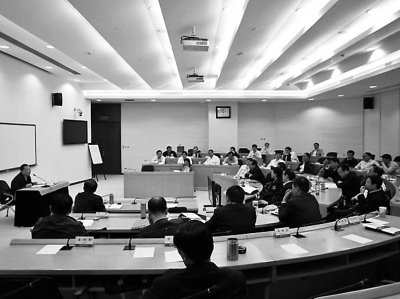 中紀(jì)委書(shū)記王岐山與學(xué)員座談1