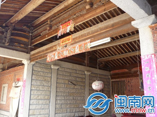 紅磚老宅內木雕精美