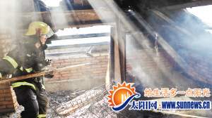 消防官兵正在現(xiàn)場進(jìn)行清理