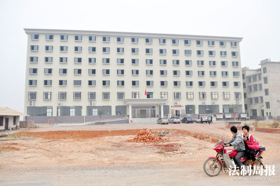 長(zhǎng)沙市云蓋村欠債1000萬(wàn)建豪華辦公樓