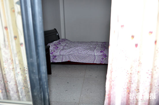 湖南貧困村“值班室”配雙人床，床上已經(jīng)鋪好了被子