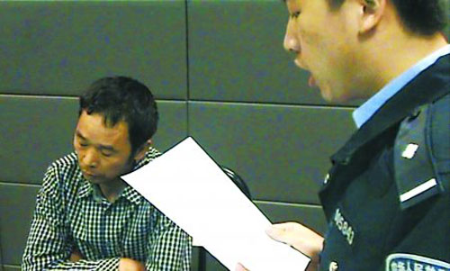 民警宣讀拘留處罰書通訊員 陳昌海 記者 龍在全 攝