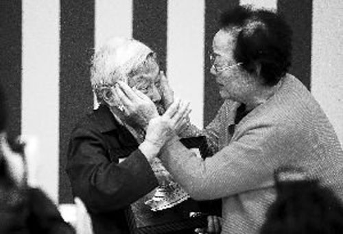 南京大屠殺幸存者與韓國(guó)慰安婦相擁而泣