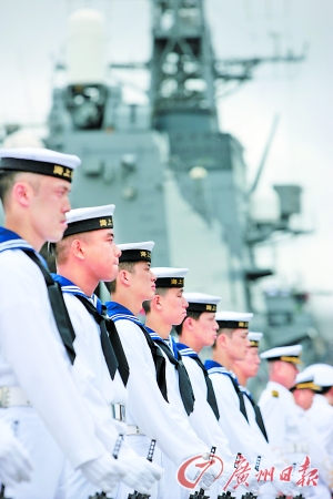 士兵在“春雨”號(hào)驅(qū)逐艦前列隊(duì)