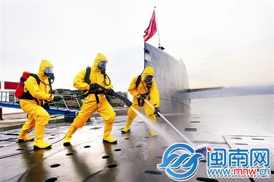 基地官兵進(jìn)行核沾染洗消訓(xùn)練