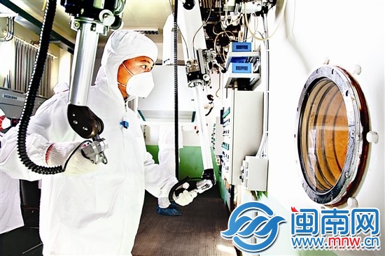 基地核退役大隊(duì)官兵運(yùn)用先進(jìn)儀器安全處置核廢料