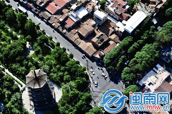 1.遙望西街，西塔如同古城畫卷上的印章般醒目