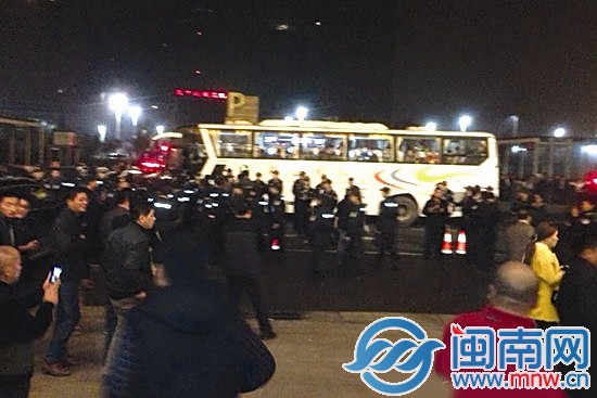 一日深夜，鄭州鄭東新區(qū)夜總會“皇家一號”被查處