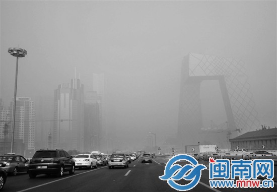 昨日,北京東三環(huán)兩側的建筑隱在霧霾中