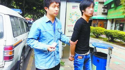 民警帶犯罪嫌疑人指認作案現(xiàn)場