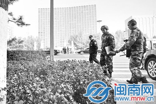 警方在花草叢中搜索