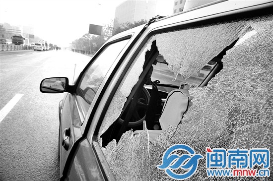 事發(fā)現(xiàn)場附近一輛汽車的玻璃被震碎