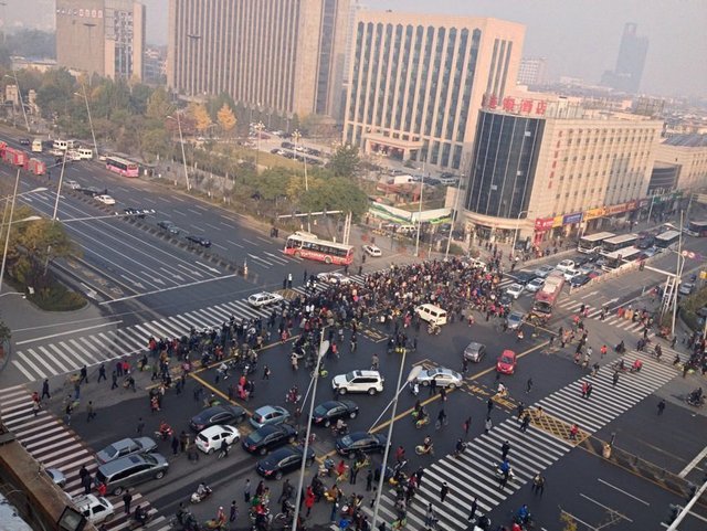 圖為爆炸現(xiàn)場