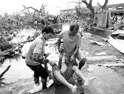 當地民眾搬運遇難者遺體