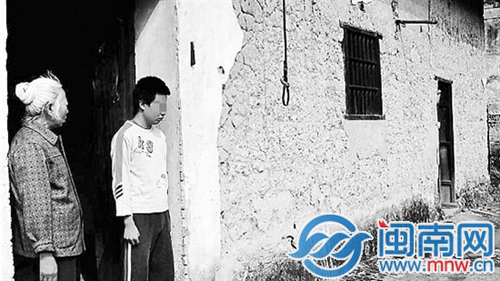 小曾和奶奶一直住在這間黃泥壘的土坯房里