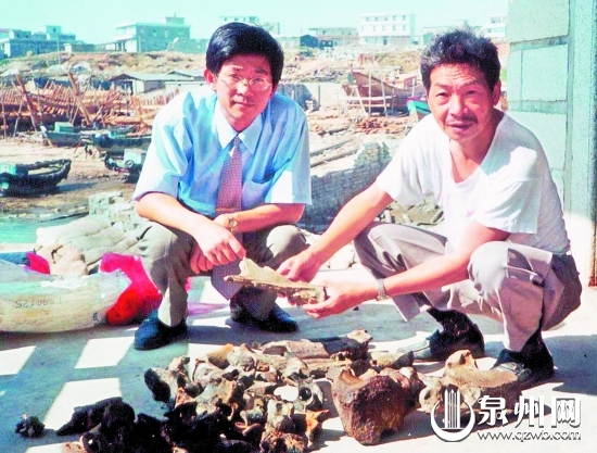 林少川(左)與劉志成在發(fā)現(xiàn)“海峽人”化石的考古現(xiàn)