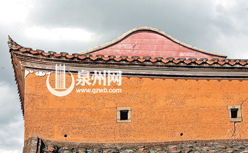 謝氏土樓的二樓有小窗和槍眼