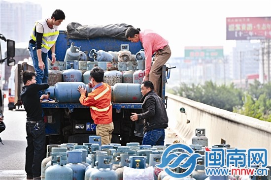 路政部門找來貨車，將液化氣罐運走