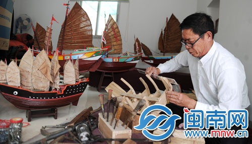 做起船來，老黃一點(diǎn)都不含糊，每道工序都非常認(rèn)真地