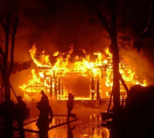 重慶濯水古鎮(zhèn)風(fēng)雨廊橋火災(zāi)現(xiàn)場。