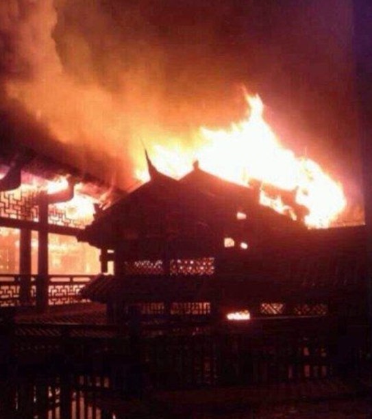 重慶濯水古鎮(zhèn)風(fēng)雨廊橋火災(zāi)現(xiàn)場2