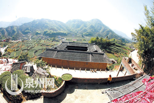 賣茶而建的聚斯樓目前仍茶園環(huán)繞