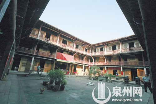 不少土樓養(yǎng)著雞鴨，有的甚至成為雞舍鴨棚。