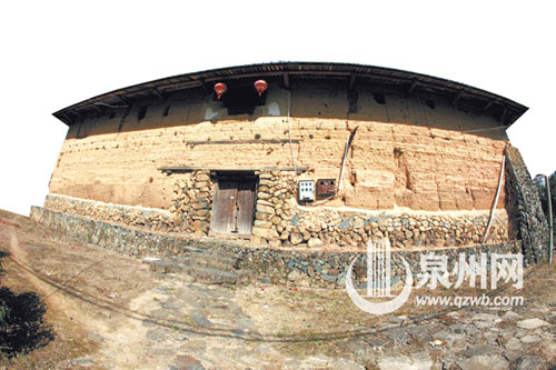 保護(hù)最好的聚斯樓外墻也多處墻皮脫落