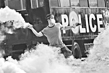 英拉：不辭職也不解散國會(huì)