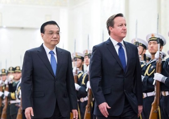 中國(guó)國(guó)務(wù)院總理李克強(qiáng)在北京人民大會(huì)堂北大廳舉行歡