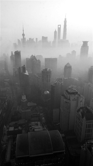 5日，上海，浦東遠(yuǎn)望去如同海市蜃樓