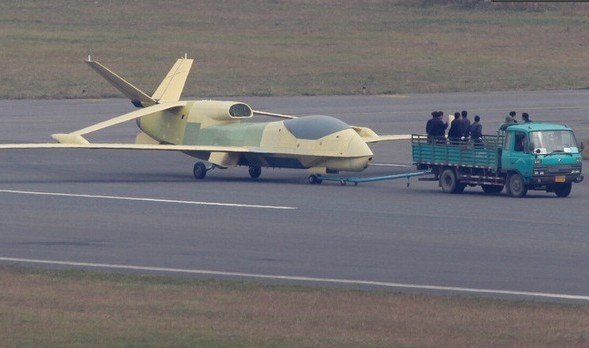 疑似為定型版的“翔龍”無人機(jī)