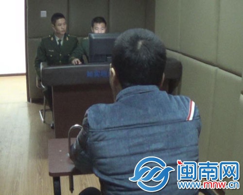 身著男裝、理著板寸頭的小珍，在派出所配合辦案